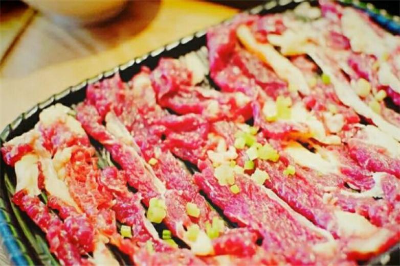 深湖記潮?；疱?/></p><p>從美食到美器，再到美境，鼎鼎紅對美食的追求，已打破飲食的傳統(tǒng)訴求，講求“色、香、味、皿、形、溫”，追求美食、美器、美境調(diào)和結(jié)合的新時髦</p><p><p>深湖記潮?；疱佉云涔餐牟似分鞔蛏唐贰⒕G色安康的一次性動物油鍋底、時髦典雅的裝潢作風(fēng)、熱情周到的效勞，深深博得廣闊顧客的分歧好評，深湖記潮?；疱亪猿终\信、安康的運營之路，倡議綠色、安康、時髦、環(huán)保的生活理念，投合消費潮流樹立一個抽象合格且知名度高的連鎖企業(yè)品牌抽象</p></p><p><img src=