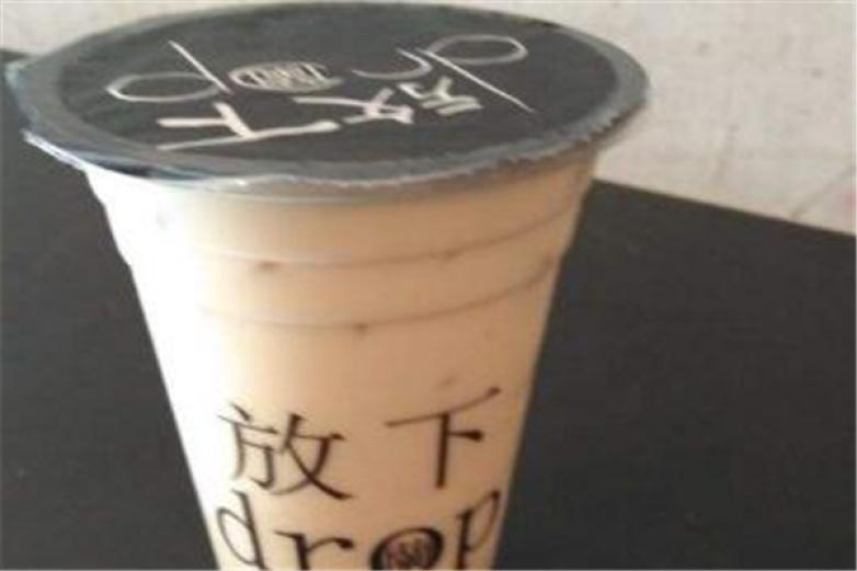 放下奶茶