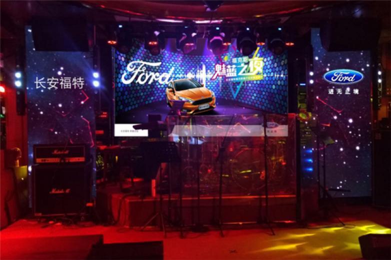 ?？怂咕瓢?/></p><p>酒吧停車極其方便，而氣派的門面與獨(dú)特的裝修給人以耳目一新的感覺，?？怂咕瓢墒蔷瓢芍械囊粋€(gè)新亮點(diǎn)</p><p><p>酒吧內(nèi)布置別具一格，酒吧里歡快的氣氛，給人一種黑色的靈感!?？怂咕瓢傻拈_業(yè)標(biāo)志著“正宗”的西式酒吧的誕生，為海寧提供了一處“與眾不同”的休閑娛樂去處</p></p><p><img src=