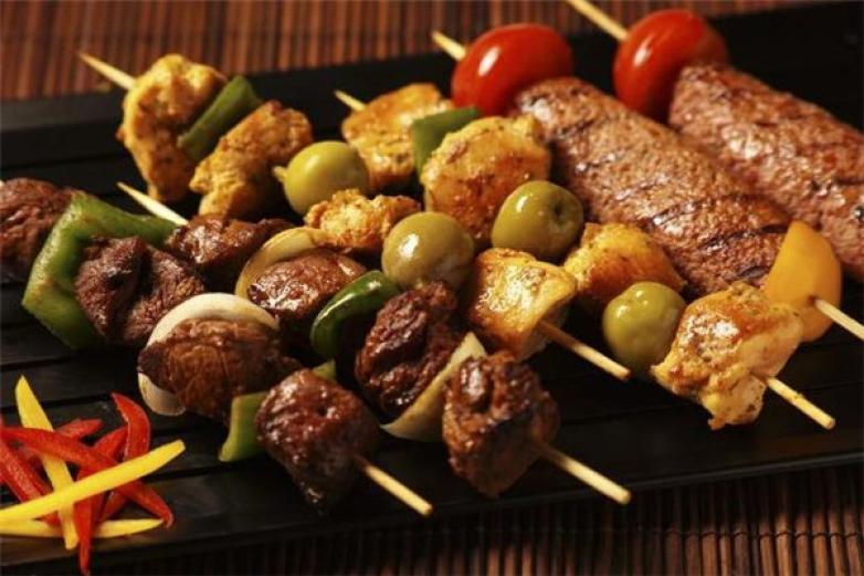 盟重?zé)?/></p><p>盟重?zé)径ㄎ粶?zhǔn)確經(jīng)營得法，大有作為，燒烤的消費(fèi)市場很大而且還有著巨大的潛力</p><p><p>開一家盟重?zé)炯用说昕梢韵硎芸偛康闹笇?dǎo)和幫扶，總部擁有統(tǒng)一的種養(yǎng)殖基地、廚房、物流系統(tǒng)、采購部門，實(shí)現(xiàn)統(tǒng)一購進(jìn)、加工生產(chǎn)、配送，做到源頭把控和全程可追溯，提高/增加了原料質(zhì)量和味道穩(wěn)定，也給盟重?zé)炯用说甑恼＿\(yùn)營提供了扶持</p></p><p><img src=