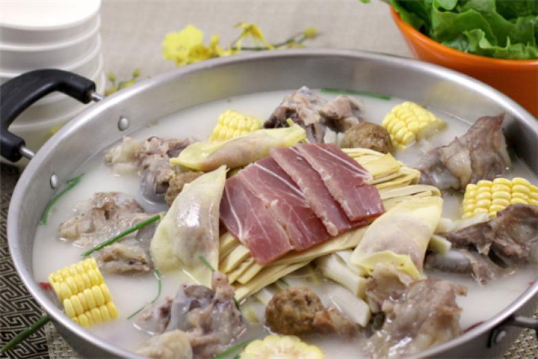 塔爾肥?；疱?/></p><p>是火鍋地道的重慶火鍋品牌，它成立于2011年，致力于為消費(fèi)者提供正宗的重慶火鍋，麻辣鮮香的火鍋加上優(yōu)質(zhì)的服務(wù)，讓備受消費(fèi)者的喜愛</p><p><p>如今，塔爾肥牛火鍋品牌發(fā)展越來(lái)越大，加盟店已超過百家，市場(chǎng)口碑</p></p><p><img src=