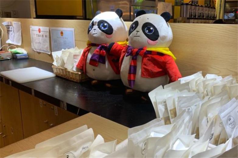 熊貓日記牛軋?zhí)?/></p><p>精選優(yōu)質(zhì)食材，經(jīng)12道工序手工制作而成、奶味純正、味道經(jīng)典</p><p><p>線上與線下渠道相互承載，健康與IP相互融合，以自身獨(dú)特的定位手工牛軋?zhí)浅绷飨蠕h</p></p><p><img src=