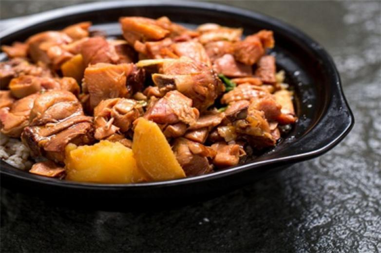 黃銘宇黃燜雞米飯