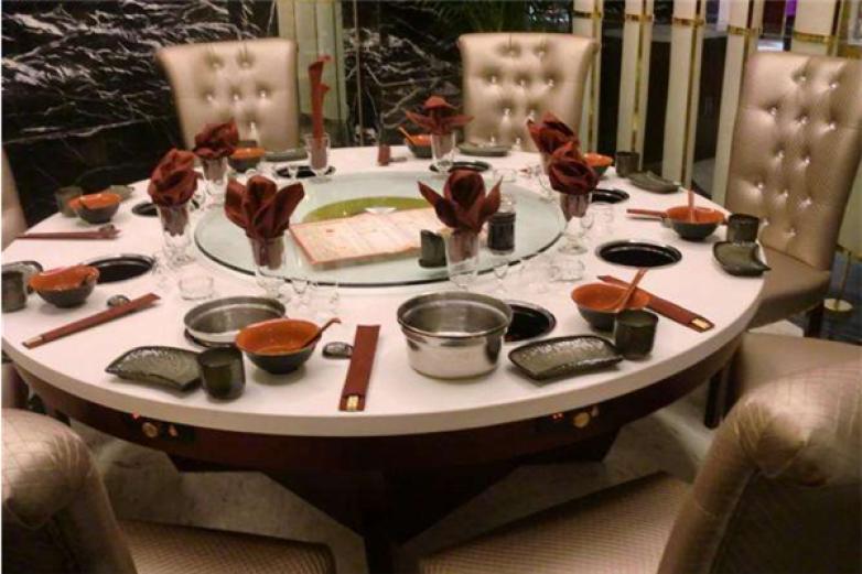 一人一鍋?zhàn)灾疱?/></p><p>既然如此不好選擇，不妨來(lái)了解一下小編經(jīng)過(guò)多方比較為您推薦的一人一鍋?zhàn)灾疱伆?！一人一鍋?zhàn)灾疱伿遣惋嬓袠I(yè)中的一枝獨(dú)秀，不僅口感正宗美味，而且價(jià)格實(shí)惠親民，因此一推出便收獲了消費(fèi)者的口碑</p><p><p>如今，一人一鍋?zhàn)灾疱伈粌H拓展了多家加盟店，而且總部提供的加盟支持也越來(lái)越到位，因此想要加盟一人一鍋?zhàn)灾疱伒募用松倘藬?shù)是不斷增長(zhǎng)</p></p><p><img src=