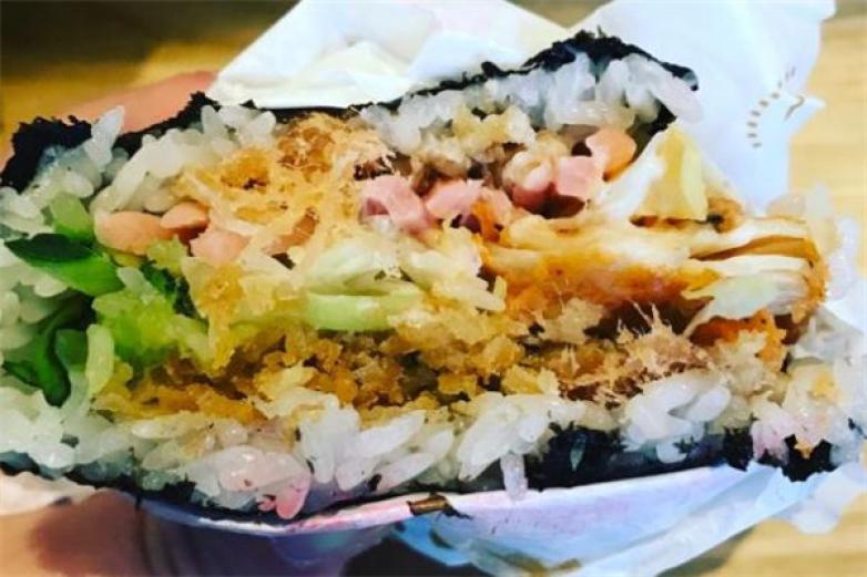 握在手心海苔飯團(tuán)