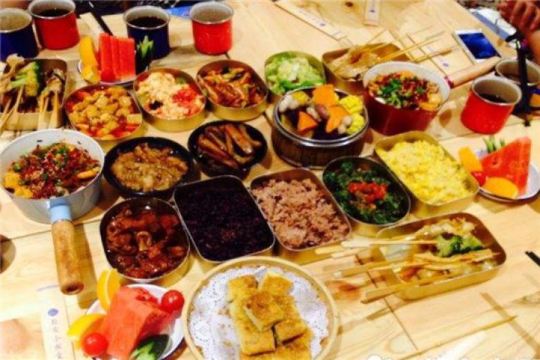 長(zhǎng)安小飯?zhí)?/></p><p>其產(chǎn)品多重?fù)碛写钆?，各類主食、蒸碗、冷熱陜菜、湯羹鹵煮、美味小吃，讓城里人也能吃出兒時(shí)的記憶</p><p><p>它希望能夠改變都市快餐的現(xiàn)狀，摸索出一個(gè)更好的經(jīng)營(yíng)模式，讓消費(fèi)者縱然是快餐也能夠吃出幸福美好的感覺</p></p><p><img src=