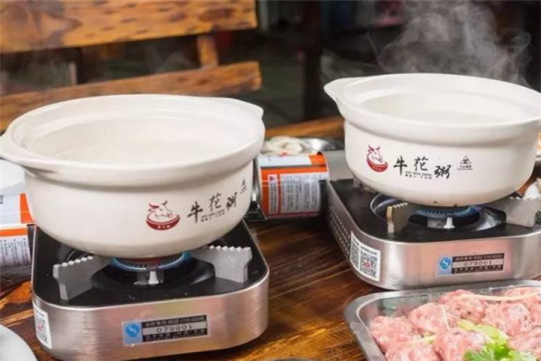 順德公?；ㄖ?/></p><p>所以粥鋪的開設(shè)已經(jīng)成為了人們?nèi)粘Ｉ钪械囊粋€(gè)主食，剛剛加熱出來的一道粥品，會(huì)讓很多的人都聞香留步的</p><p><p>這就是該特色粥鋪獨(dú)特的優(yōu)勢(shì)，在很多的地區(qū)都會(huì)有該粥鋪的開設(shè)，也確實(shí)會(huì)是很多的加盟商的很不錯(cuò)的選擇，為廣大的加盟商提供優(yōu)質(zhì)的創(chuàng)業(yè)的平臺(tái)，確保每個(gè)加盟商都能夠得到有力的發(fā)展機(jī)會(huì)</p></p><p><img src=