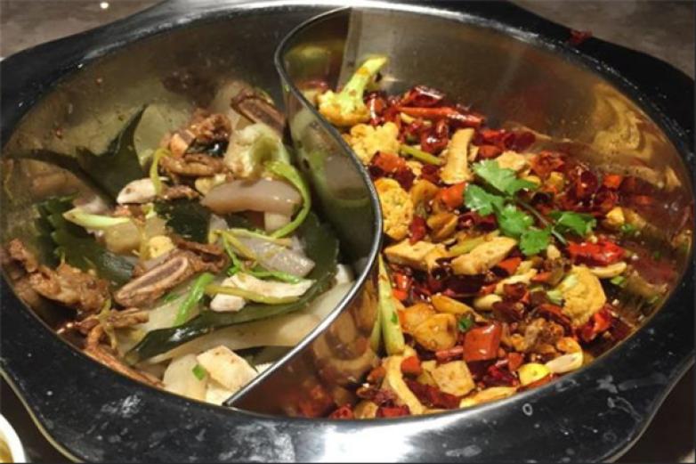 小魚小?；疱?/></p><p>小魚小牛除了干凈整潔的用餐環(huán)境外，更注重顧客心理層面的需求</p><p><p>在服務(wù)上，于細(xì)微處在細(xì)節(jié)上讓顧客充分體驗(yàn)貼心溫暖的心理享受，以主動式服務(wù)為顧客創(chuàng)造 的就餐體驗(yàn)</p></p><p><img src=