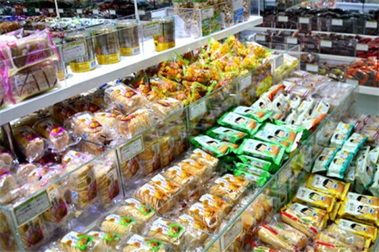 九品鋪?zhàn)?/></p><p>九品鋪?zhàn)有蓍e食品堅(jiān)持研發(fā)高品質(zhì)產(chǎn)品，不斷引進(jìn)先進(jìn)的經(jīng)營(yíng)管理思想，九品鋪?zhàn)有蓍e食品立志成為全球休閑食品零售服務(wù)業(yè)的拓荒者</p><p><p>九品鋪?zhàn)邮冀K如一地把產(chǎn)品和品質(zhì)作為發(fā)展的生命線</p></p><p><img src=