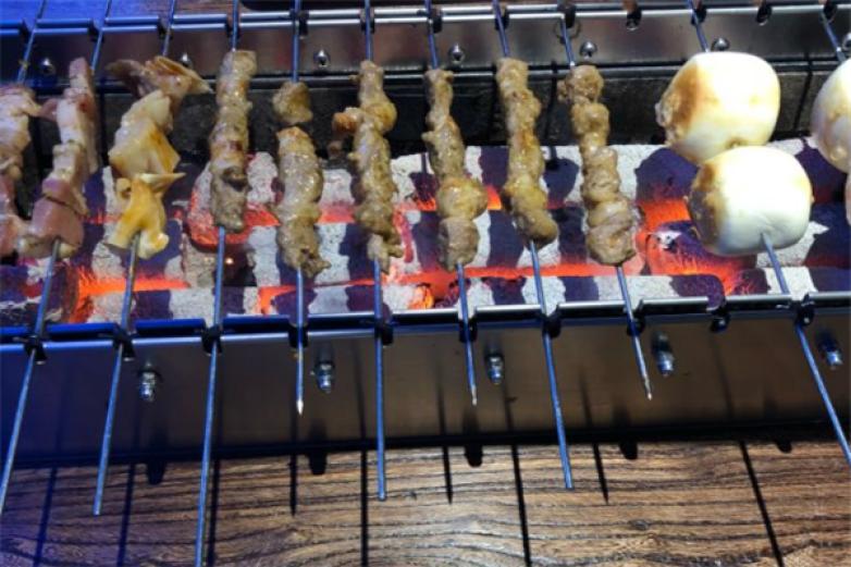 三個蒙古大叔烤羊肉串