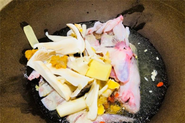 哈尼石鍋魚(yú)火鍋