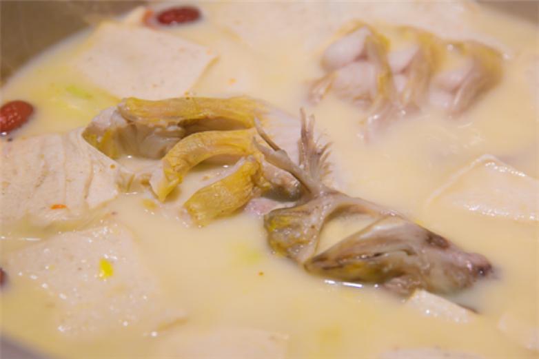 云南生態(tài)石鍋魚