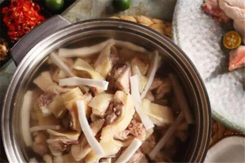 四季湯廚椰子雞豬肚雞