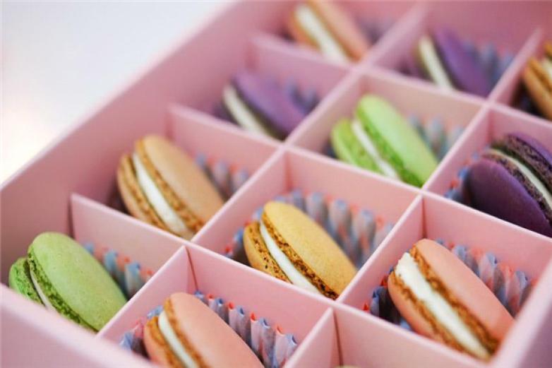 唯依馬卡龍?zhí)鹌?/></p><p>店內(nèi)多達十大系列，百余種單品，能為大家獲得全年無明顯淡季的優(yōu)勢項目，只要經(jīng)過科學(xué)的選址外加專業(yè)督導(dǎo)的下店指揮就有機會獲得高營收的項目</p><p><p>它的口感迷人，令人一吃難忘，口感分明，層層入味</p></p><p><img src=