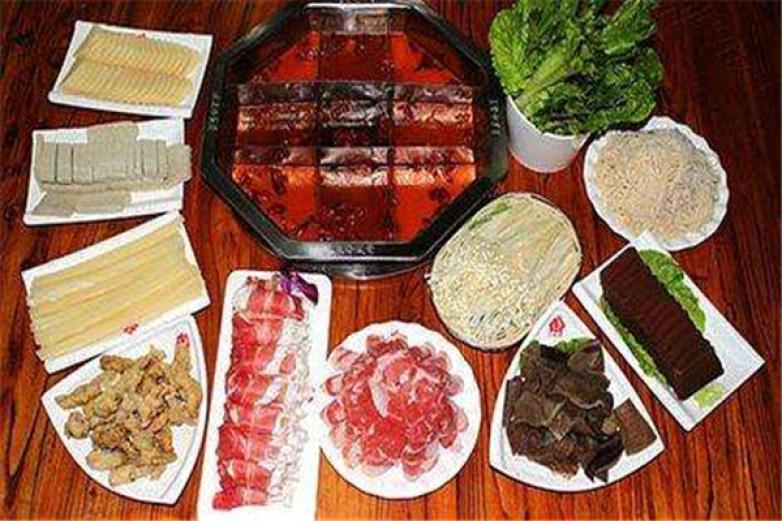 陳記一?；疱?/></p><p>他們家是傳統(tǒng)的火鍋，是燒炭火的火鍋，使用前需要預(yù)先把碳放入點燃</p><p>將羊肉用手工切成非常薄的片，然后放入鍋中涮，涮至肉色發(fā)白即可</p><p>然后可以蘸著些醬料吃，真是美味可口</p><p>餐廳布置的中規(guī)中矩，大廳明亮寬敞，干凈衛(wèi)生，桌椅擺放整齊，平時去用餐挺熱鬧的，不僅因為食物好吃，更是有極好的服務(wù)態(tài)度</p><p>值得一去</p><p>特色服務(wù)：有停車位，提供在線菜單</p><p>適宜情侶約會、家庭聚會、商務(wù)宴請、朋友聚餐</p><p>加盟品牌近年來如雨后春筍般冒了出來，加盟行情也是異常不錯，太多的加盟品牌使您無法選擇？別著急，來助您一臂之力，為您推薦火鍋行業(yè)的大品牌——陳記一牛火鍋，好項目為您解除煩惱，助您成功</p><p>創(chuàng)建于2012年的陳記一牛火鍋品牌，專注于為消費者提供特色火鍋，款式多樣，質(zhì)量上乘，價格親民，自推出市場之日起就在火鍋行業(yè)占領(lǐng)有大量份額，受到了一大批消費者的追捧</p><p>重要的是，總部的收費很合理，還會在一些方面為消費者提供補貼政策，為加盟商省下不少的成本，以便將費用用在更需要的地方，以更低的投入獲得很大的實現(xiàn)目標(biāo)</p><p>成功是留給善于抓住機會的人，如果您也想加盟陳記一?；疱仯涂炜煨袆影?/p><p></p>
                </div>
                <div   id=