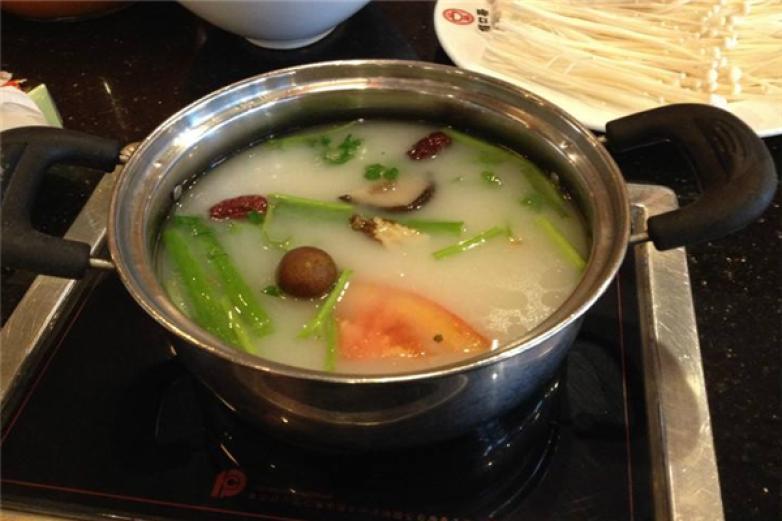 ?？诰踊疱?/></p><p>品牌特色對于福口居火鍋的加盟，可以說是沒有什么特別的事情，加盟一個小型的餐飲行業(yè)，無疑是要進行一個總公司的培訓(xùn)，把技術(shù)學(xué)到位，才能把店鋪經(jīng)營好，這是一個不變的道理，另外，除了店鋪裝修等方面的投入外，加盟商還要付出一定的加盟費，具體的可根據(jù)其加盟店鋪的大小所決定，還有一個就是要提高/增加其品牌的聲譽，不能因為其利益的問題而作出對公司品牌不利的事情，這是不允許的事情</p><p></p>
                </div>
                <div   id=