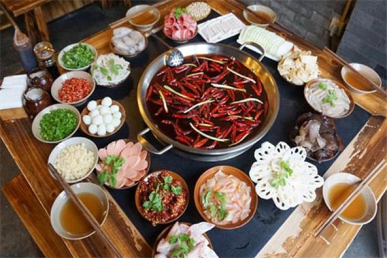 京福華肥?；疱?/></p><p>吃福華肥牛，請(qǐng)認(rèn)準(zhǔn)“京福華”全國(guó)注冊(cè)商標(biāo)</p><p>北京京福華餐飲有限公司為了能夠更好的報(bào)答廣大顧客的關(guān)愛將不斷的開拓進(jìn)取，為推廣健康飲食、弘揚(yáng)福華精神，為繁榮祖國(guó)飲食文化做出應(yīng)有貢獻(xiàn)</p><p>福華肉類有限公司已將“福華”、“京福華”在商標(biāo)局注冊(cè)，其下屬的“肥?；疱伋恰苯y(tǒng)一稱為“京福華肥牛火鍋城”，所有店面統(tǒng)一裝修風(fēng)格，推出的福華肥?；疱?，以其獨(dú)特的自有工藝、嚴(yán)格的出品、優(yōu)美的環(huán)境和熱情周到的服務(wù)贏得了廣大顧客的贊譽(yù)</p><p>火鍋，這一傳統(tǒng)美食隨著人們飲食要求的提高，推動(dòng)了食材、底料等各個(gè)方面不斷改良和創(chuàng)立，也對(duì)火鍋家具提出了更高的要求</p><p>從在桌面掏洞配和底部燃?xì)庠?，到普通餐桌配合桌面?dú)立電磁爐，從不見明火的下沉式火鍋?zhàn)?，到?nèi)置電磁爐的鑲嵌式火鍋?zhàn)?，火鍋家具無(wú)疑正越來(lái)越趨向功能化、專業(yè)化細(xì)分</p><p>而近年來(lái)亞華推出的隱形火鍋?zhàn)?/p><p>隱形火鍋?zhàn)?，是將電磁爐以特殊工藝融入火鍋?zhàn)喇?dāng)中，直接桌面進(jìn)行加熱的一種特色火鍋?zhàn)?/p><p>而山東亞華家具制造廠，則是隱藏式火鍋?zhàn)佬袠I(yè)的翹楚</p><p>據(jù)了解，隱形火鍋?zhàn)朗莵喨A家具的核心產(chǎn)品，桌面純平無(wú)孔，可直接桌面加熱，面板控溫，方便快捷，干凈衛(wèi)生，質(zhì)量穩(wěn)定，款式新穎，具備極高的性價(jià)比</p><p>亞華家具隱藏式火鍋?zhàn)酪詫Ｓ没疱侂姶艩t為加熱能源，可靠，綠色環(huán)保</p><p>主要選用硅晶玻璃，鋼化玻璃，仿大理石，實(shí)木，不銹鋼等作為主要材質(zhì)</p><p>根據(jù)客戶的不同風(fēng)格，不同定位，有各種款式火鍋?zhàn)拦┛蛻暨x擇，也可根據(jù)客戶要求量身定做</p><p>此產(chǎn)品對(duì)桌面的材質(zhì)和生產(chǎn)工藝有特別高的要求，亞華家具是全國(guó)為數(shù)不多的掌握成熟生產(chǎn)技術(shù)的廠家之一</p><p>尤其是隱形火鍋?zhàn)雷烂嬉怨杈橹饕馁|(zhì)，由于采用電磁爐加熱方式，因而對(duì)于硅晶質(zhì)量有著極高的要求</p><p>部分小廠技術(shù)相對(duì)落后，無(wú)法提高/增加硅晶質(zhì)量，因而造成火鍋?zhàn)朗褂靡欢螘r(shí)間后出現(xiàn)桌面爆裂的問(wèn)題，而亞華家具則在此方面有著數(shù)余年的研發(fā)與生產(chǎn)經(jīng)驗(yàn)，能夠確保產(chǎn)品使用壽命長(zhǎng)，不爆裂</p><p></p>
                </div>
                <div   id=