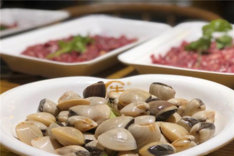 牛少?；ㄖ嗟谆疱?/></p><p>擺在牛少?；ㄖ嗟谆疱伒晏脙?nèi)的，是一些新鮮的食材還有不同類型的鍋底，式的廚房映入大家的眼簾</p><p>廚師們用心的做著顧客點(diǎn)的鍋底，在湯料中還會(huì)加入一些保健用的中草藥，以此來(lái)保持產(chǎn)品的健康滿足消費(fèi)者對(duì)健康的需求</p><p>不同的產(chǎn)品之上，都會(huì)經(jīng)常的進(jìn)行翻新升級(jí)，利用獨(dú)特的自有工藝來(lái)挑起消費(fèi)者的味蕾</p><p>餐飲行業(yè)中有很多品牌的火鍋，而牛少?；ㄖ嗟谆疱佈匾u的是重慶火鍋的精華，加上很多的養(yǎng)生理念，把更多的產(chǎn)品融入時(shí)尚的元素，跟上時(shí)代的潮流</p><p>更加消費(fèi)者的是牛少?；ㄖ嗟谆疱伒乃募净疱仯@樣的味道適合所有的人，可以在每一個(gè)季節(jié)獲得消費(fèi)者的信任</p><p>在牛少牛花粥底火鍋用餐的消費(fèi)者，都很喜歡公司員工們的服務(wù)，親切的笑容，耐心的接待，讓消費(fèi)者感受到牛少?；ㄖ嗟谆疱伒姆?wù)</p><p>牛少牛花粥底火鍋一經(jīng)推出就受到了市場(chǎng)的認(rèn)可，新鮮的蔬菜，長(zhǎng)長(zhǎng)的冷庫(kù)還有各種各樣的食材出現(xiàn)在大家的眼前</p><p>所有的產(chǎn)品供大家選擇，還有很多種類的飲品都是消費(fèi)者喜歡的</p><p>這些產(chǎn)品中就可以看出牛少?；ㄖ嗟谆疱伒慕?jīng)營(yíng)理念，健康安全，時(shí)尚，以此來(lái)風(fēng)靡整個(gè)的餐飲市場(chǎng)</p><p>讓消費(fèi)者們追捧的還有牛少?；ㄖ嗟谆疱伒谋＝。鞣N養(yǎng)生滋補(bǔ)的系列，用餐之后不僅不會(huì)上火還會(huì)給身體帶來(lái)很好的保健</p><p></p>
                </div>
                <div   id=