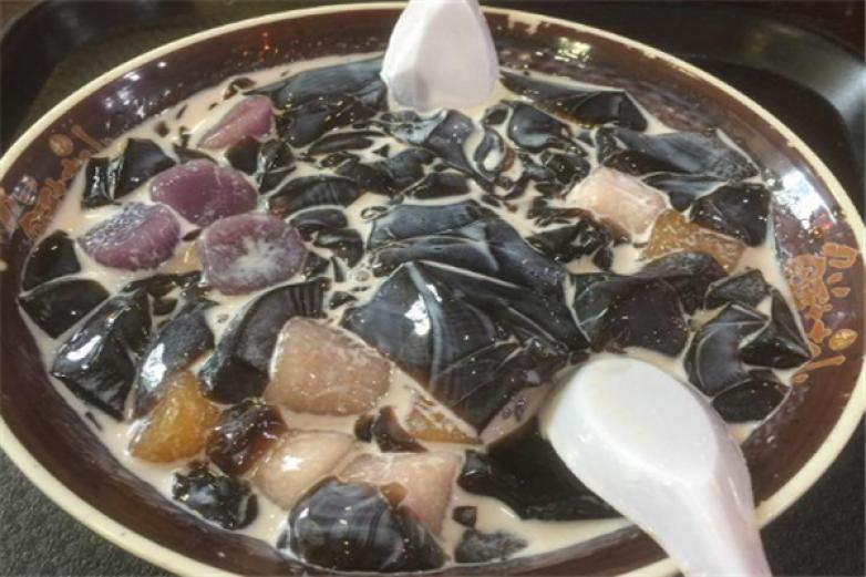 芝麻家仙草配炸雞