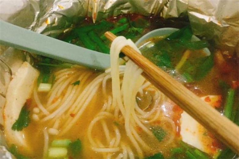 小小葉錫紙花甲米線