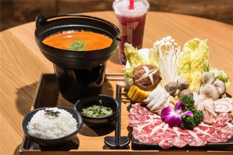 康王肥?；疱?/></p><p>并不斷研制調(diào)料自有工藝，改善加工工藝，制定標(biāo)準(zhǔn)化操作流程, 形成自身的特色</p><p>在菜品上，選用的是內(nèi)蒙無污染的牛羊肉及無公害的綠色食品</p><p>餐具衛(wèi)生方面，選用知名的安利產(chǎn)品清洗，并全部經(jīng)過高溫消毒</p><p>讓每一位來到這里的朋友真正的享用到安全、綠色的健康食品</p><p>除此之外再搭配上輕柔的音樂，柔美的燈光，整潔的餐具，溫馨的笑臉，國府一定會讓您真正體會到飲食文化的魅力所在</p><p>康王肥?；疱仦轭櫩吞峁┖细竦氖称?，所有的原料由康王肥?；疱伈惋嫻芾碛邢薰緩N房統(tǒng)一采購，加工和配送，我們的海鮮從養(yǎng)殖到配送由公司統(tǒng)一管理，統(tǒng)一供貨，省掉了中間商的環(huán)節(jié)，所以才能做到價(jià)格實(shí)惠，品質(zhì)新鮮，打造精細(xì)的產(chǎn)品，讓每一位顧客滿意，以情服務(wù)，用心做事，用心管理，創(chuàng)造的餐飲品牌</p><p>作為正宗內(nèi)地人來說，吃海鮮幾乎是一種輕奢的行為，其實(shí)，伴隨著交有助于便利，海鮮到了內(nèi)地也不會特別昂貴，在今后的發(fā)展過程中，國府人堅(jiān)持以“放眼長遠(yuǎn)，注重細(xì)節(jié)”為原則，不斷加強(qiáng)員工素質(zhì)，力求創(chuàng)立，要求各個(gè)環(huán)節(jié)都達(dá)到盡善盡美！多年來初見始終從消費(fèi)者的角度出發(fā)，不斷對產(chǎn)品進(jìn)行更新，使其符合大眾的需求，獲得市場的高度認(rèn)可</p><p>巨大的市場需求，也讓不少創(chuàng)業(yè)者動了心，初見的加盟店數(shù)量不僅在不斷增長，而且想要加盟初見的創(chuàng)業(yè)者也是絡(luò)繹不絕</p><p>先吃肉再喝湯，如果您也想加盟初見，就趕快來吧！</p>
                </div>
                <div   id=