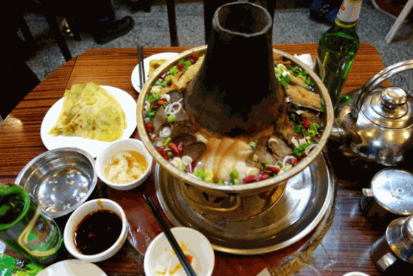 琿春青?；疱?/></p><p>琿春青?；疱伡用似放撇捎米?zhèn)髅刂棋伒?，除了傳統(tǒng)重慶火鍋口感的。麻、辣、鮮、香外我們更在味型上做了更新的調(diào)整，增加了。濃、烈、醇、醉的層次感。鍋底上桌，鮮辣濃烈的牛油在鼻尖縈繞。一塊醇厚的生牛油下鍋，湯頭激烈翻滾。</p><p><p>再另加60多度的高度白酒順著鍋頭緩緩流入，醇厚沉醉之感迎面撲鼻。琿春青?；疱佋诮?jīng)過多年時間經(jīng)營，不斷的改善和提高，同時傳承了祖輩傳統(tǒng)的做法，制作不添加任何添加劑、色素香料，純粹的原始材料熬制的麻辣鮮香，底味醇厚湯色紅亮，且醇香綿長的湯料。</p></p><p><img src=