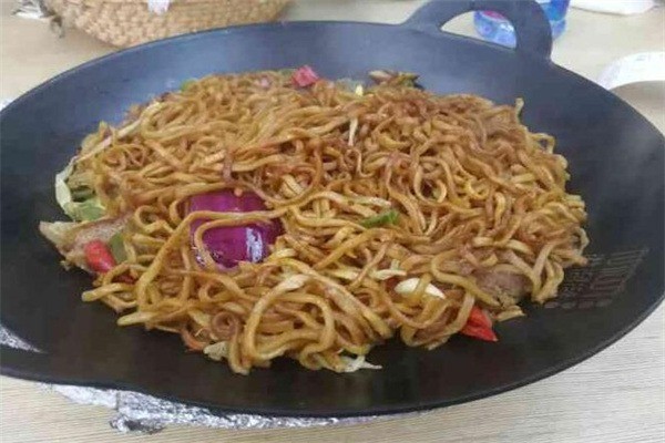 滋溜溜鐵鍋燜面