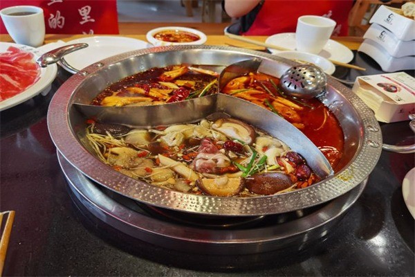 上品牛?；疱? /></p><p>全國性拓展，上品牛牛火鍋加盟品牌已經走向全國其他城市，不斷改進口味的同時，還不斷研發(fā)適合人們口味的新品類產品，以滿足消費者需求，有效提供了可靠的保證。潛在的消費對象，連續(xù)滾動爭相排隊購買的現(xiàn)象，是商業(yè)競爭時代難見的場面，上品牛?；疱伌礓N售高峰日日呈現(xiàn)，節(jié)假日更顯爆勁。</p><p>上品牛?；疱佋诖蛟熳陨砥放婆c產品的時候，依然高打匠心精神意在重塑匠人的那份初心，不是浮于表的說說而已，是真真切切的誠意。</p><p><img src=