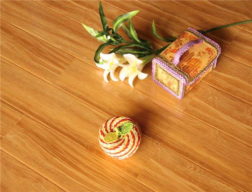 歐耐森地?zé)岬匕? /><br></p><p>歐耐森地板的應(yīng)運(yùn)而生，拉開了浙江歐耐森家居從傳統(tǒng)木業(yè)制造商向國(guó)際木作領(lǐng)域迸發(fā)的序幕。如今，歐耐森地板以定制木質(zhì)地面飾材、墻面飾材為主要產(chǎn)品方向，推行時(shí)尚、自然、復(fù)古相結(jié)合的產(chǎn)品設(shè)計(jì)理念，將瑞典“ONICE”的木作技法與工藝融入制作技法當(dāng)中，助推產(chǎn)品國(guó)際化升級(jí)。歐耐森專注耕耘于地?zé)岬匕孱I(lǐng)域，自主研發(fā)的ONICE智能鎖扣技術(shù)，實(shí)現(xiàn)了免釘、免膠、免龍骨的安裝，因其具備不變形、咬合度高的良好穩(wěn)定性，更適合地暖環(huán)境下的鋪裝。這亦是歐耐森在地?zé)岬匕逖邪l(fā)過程中的一大飛躍式發(fā)展。</p><p>高端定制，百年傳承。歐耐森始終堅(jiān)持“環(huán)保、健康、低碳”的理念，打造別具一格的“北歐風(fēng)情·健康暖居”的北歐情懷。在今后的品牌發(fā)展道路上，歐耐森地板將繼續(xù)創(chuàng)新、拼搏，呈現(xiàn)一場(chǎng)高端定制的家裝盛宴!</p><p><img src=