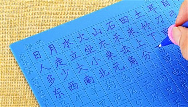 新?tīng)钤魑? /></p><p>經(jīng)過(guò)多年的沉淀和發(fā)展，新?tīng)钤魑目偨Y(jié)了網(wǎng)絡(luò)教學(xué)多年發(fā)展的優(yōu)缺點(diǎn)，逐步提出適合現(xiàn)代教學(xué)模式，開(kāi)創(chuàng)“翻轉(zhuǎn)課堂、分層次教學(xué)”教育體系，引路在線教育進(jìn)入自適應(yīng)智能學(xué)習(xí)的新階段。新?tīng)钤魑难邪l(fā)的智能學(xué)習(xí)系統(tǒng)是由新?tīng)钤魑暮馁Y數(shù)千萬(wàn)與數(shù)百位教師、200多家出版社及互聯(lián)網(wǎng)研發(fā)團(tuán)隊(duì)經(jīng)過(guò)多年研發(fā)的智能學(xué)習(xí)系統(tǒng)。</p><p><img src=