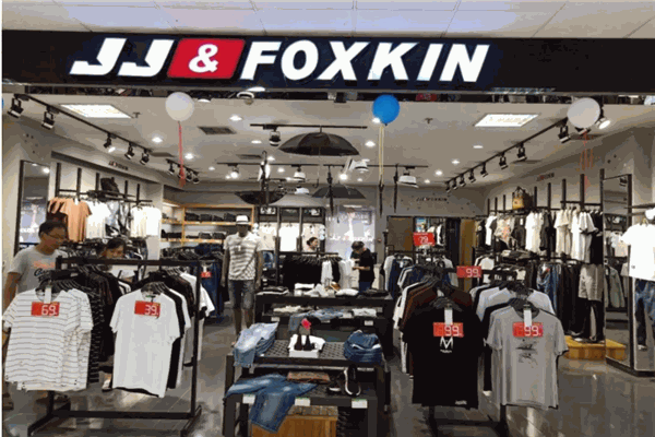 杰克·?？怂? /></p><p>無論是個性自我的“城市雅族”系列，還是優(yōu)雅內(nèi)斂的“都市流行”系列亦或是高性價比的“基礎(chǔ)生活”系列，款款新潮，均符合現(xiàn)代人自由、個性的穿衣訴求，盡情施展男性獨(dú)特魅力。JJFOXKIN是由其設(shè)計風(fēng)格創(chuàng)始人Jacob 
Jensen先生的名字而來。Jacob 
Jensen先生是“北歐經(jīng)典”服裝設(shè)計流派代表人物。品牌從創(chuàng)始之初到現(xiàn)在一直以“年輕也經(jīng)典”的設(shè)計理念，致力于讓更多的年輕人“我就這樣”的獨(dú)特設(shè)計理念，彰顯個性、品味、前沿。自JJFOXKIN耀世登陸以來，立志成為很強(qiáng)服裝企業(yè)。爭創(chuàng)優(yōu)先男性時尚服飾品牌。提高男士的服裝品味，讓“我得有一件JJFOXKIN"成為時尚男士的夢想和追求。JJFOXKIN以18-35歲，追求時尚的年輕群體為主，為穿梭于城市中心的男士帶來了渴望企及的時尚男裝，在你需要的隨時，為你提供只屬于你個性風(fēng)格的時尚搭配。</p><p><img src=