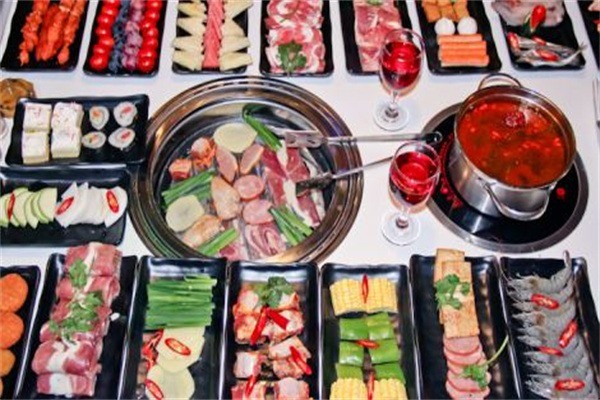  ?；适遄灾鸁? /></p><p><strong>市場前景：</strong></p><p>傳統(tǒng)的燒烤，在人們的心目中，都是不健康的，特別是一些路邊攤，人們都不敢吃。?；适遄灾鸁?，打破傳統(tǒng)燒烤的缺陷，給人們帶來健康且美味的食物，在餐飲市場更受歡迎。加盟?；适遄灾鸁?，經營無壓力。</p><p>與眾不同的美味，一經推出，便贏得了眾多消費者的喜愛。憑借與眾不同的獨門烤技和特色美味，?；适遄灾鸁菊鞣讼M者。其獨特的工藝、技術、設備，和投資小、風險小，簡單明快，便于操作的特色優(yōu)勢，?；适遄灾鸁沮A得了眾多中小投資者的青睞，為下崗職工、失業(yè)人員、回鄉(xiāng)待業(yè)青年、打工族、想創(chuàng)業(yè)人士提供一個施展抱負、創(chuàng)業(yè)致富的機遇與平臺。</p><p>?；适遄灾鸁救缃癫粌H僅是美味的燒烤品牌了，還是一個創(chuàng)業(yè)商機。自推出以來倍受中小投資者的熱烈歡迎，來考察學習的者絡繹不絕，在全國各地吃蔚然成風，食客大快果頤、爭相排隊的火爆場面隨時可見。?；适遄灾鸁究诟泻梦兜兰?，讓廣大消費者暢享燒烤美食帶來的樂趣，市場需求大，加盟前景好，所有的連鎖加盟店為廣大消費者提供店內消費和移動車或送外賣，早點到夜宵，24小時顧客盈門。</p>
                </div>
                <div   id=