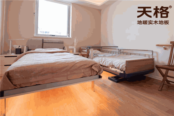 天格地?zé)岬匕? /></p><p>2018年2月，天格被選為地暖實(shí)木地板國(guó)家標(biāo)準(zhǔn)第一負(fù)責(zé)起草企業(yè);2020年，天格發(fā)布新實(shí)木地板產(chǎn)品，大幅提高了實(shí)木地板的穩(wěn)定性、防水性和耐磨性能，將實(shí)木地板的應(yīng)用場(chǎng)景擴(kuò)展到廚房、衛(wèi)生間和陽(yáng)臺(tái)等全屋各個(gè)區(qū)域，真正實(shí)現(xiàn)了全環(huán)境應(yīng)用。</p><p>數(shù)十年來(lái)，天格共獲得了30多項(xiàng)中國(guó)與國(guó)際專利，產(chǎn)品銷售至世界25個(gè)國(guó)家和地區(qū)。天格作為東方衛(wèi)視“夢(mèng)想改造家”欄目的設(shè)計(jì)師合作地板品牌，將與全球眾多優(yōu)秀設(shè)計(jì)師和合作伙伴一起，積極推動(dòng)高品質(zhì)實(shí)木地板的普及與應(yīng)用，幫助全球更多家庭實(shí)現(xiàn)美好生活夢(mèng)想。</p><p><img src=