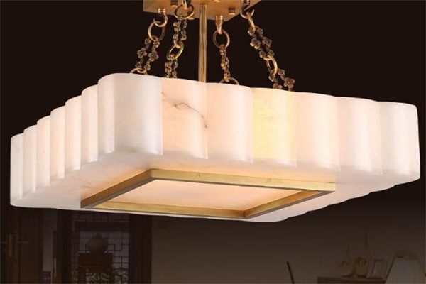 豪麗特?zé)麸? /></p><p><strong>公司介紹：</strong></p><p>公司高度重視產(chǎn)品研發(fā)和高新技術(shù)應(yīng)用 
，近年來投入巨資興建了國(guó)家級(jí)實(shí)驗(yàn)室——豪麗特實(shí)驗(yàn)室。豪麗特實(shí)驗(yàn)室于2011年通過了CNAS評(píng)審，吸納了國(guó)內(nèi)外幾十位專家學(xué)者，主攻以LED 
為核心的新型照明產(chǎn)品的研發(fā)，先后研發(fā)出LED系列商業(yè)照明產(chǎn)品，戶外照明產(chǎn)品，家居照明產(chǎn)品和LED 
顯示設(shè)備，深受全球消費(fèi)者的好評(píng)和信任。豪麗特實(shí)驗(yàn)室是目前國(guó)內(nèi)燈具業(yè)首個(gè)兼?zhèn)錈艟吆碗姽庠磧蓚€(gè)類別的檢驗(yàn)檢測(cè)能力的機(jī)構(gòu)，可自行出具國(guó)際通用的產(chǎn)品認(rèn)證證書，隨著軟硬件環(huán)境日趨成熟，公司本著“服務(wù)高于一切”的宗旨，按照高標(biāo)準(zhǔn)的要求向客戶提供售前、售中、售后全方位的服務(wù)，為專業(yè)化發(fā)展奠定了堅(jiān)實(shí)的基礎(chǔ)。</p><p>豪麗特?zé)麸椀脑O(shè)計(jì)風(fēng)格是一種不張揚(yáng)的奢華，是東方內(nèi)斂含蓄與當(dāng)代都市生活很好的融合。在燈飾創(chuàng)立上，豪麗特?zé)麸椆δ苄哉彰骱脱b飾材料的奇妙拼接，合二為一，使其無論是在表現(xiàn)方式上還是效果呈現(xiàn)上都大大超越了裝飾性照明。</p><p><img src=