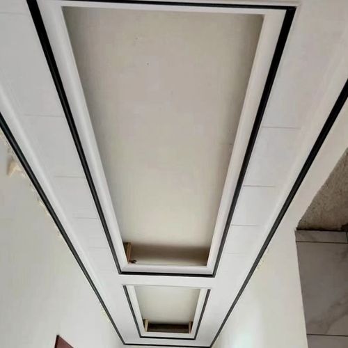 湘頂?shù)蹴?/></p><p>公司占地面積100000平方米，生產車間約80000平方米，員工1000余人，其中技術研發(fā)、產品開發(fā)、軟件設計、網絡管理、智能化管理、私人定制設計管理600多人，公司擁有口碑佳飛碟服務平臺、口碑佳個設計院，擁有行業(yè)內的先進的美國活性碳工藝設備、各類塑機、機床、數(shù)控、加工設備1000多臺，自動生產線10條，有各項專利800多項。 
公司建立了完善的六大管理中心：1、產品發(fā)展中心;2、營銷中心;3、研發(fā)中心;4、制造中心;5、行政中心;6、財務審計中心。有力的扶持國經銷商的產品供應和優(yōu)質服務，以及出口任務的完成。公司IS09001：2008質量體系認證、140001環(huán)境體系認證，輕工安標認證，集成吊頂、集成背景墻面、集成智能家居所有電器、元器件均3C認證。</p><p><p>公司以顧客是為目標，不斷追求很好，提高產品技術含量和品質，滿足客戶的同時，不斷提升自己。公司打造品牌10多年以來，團隊共同拼搏和努力，在全國經銷商家人的支持和幫助下,湘頂?shù)蹴斣谌珖?、中、小城市建立?500多家專賣店，以經銷商、代理商、工程商為渠道的網絡覆蓋，以分公司管理的模式，以樣板市場為銷售榜樣，不斷提升品牌知名度，擴張品牌的市場占有率。</p></p><p><img src=