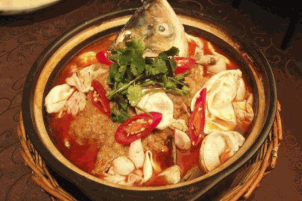 花椒樹(shù)下砂鍋魚(yú)