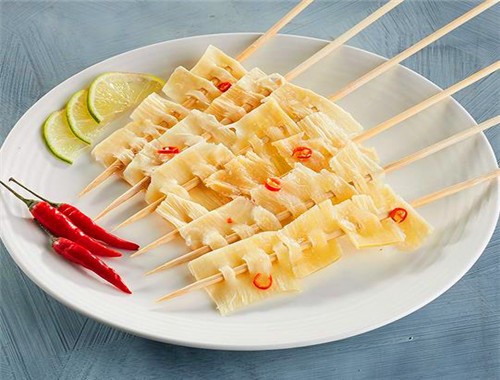 鍋?zhàn)写? /><br></p><p>公司從手工加工底料到開(kāi)展至今。鍋?zhàn)写阍诂F(xiàn)代化的工業(yè)區(qū)已成功具有自己的底料加工廠。秉承做產(chǎn)品就是做良心的出產(chǎn)理念，從出產(chǎn)到加工等各個(gè)環(huán)節(jié)嚴(yán)把質(zhì)量關(guān).現(xiàn)在，咱們采用全自動(dòng)流水線一體化出產(chǎn)操作模式，大大降低了產(chǎn)品價(jià)格。同時(shí)產(chǎn)品品質(zhì)得到有用管控。確?？谖斗€(wěn)定統(tǒng)一。為加商的正常營(yíng)運(yùn)保駕護(hù)航。</p><p><img src=