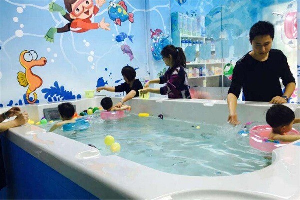 圓寶貝嬰兒游泳