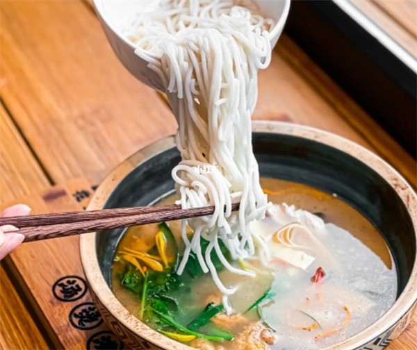 品味云南過橋米線