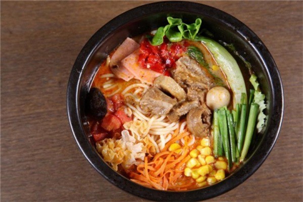 傣姑娘云南過橋米線