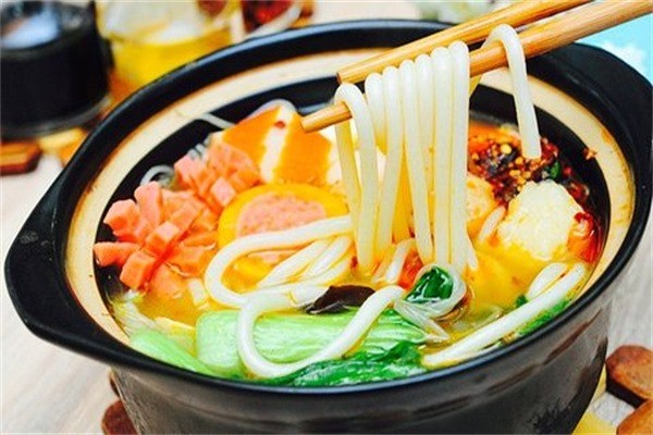 傣姑娘云南過橋米線