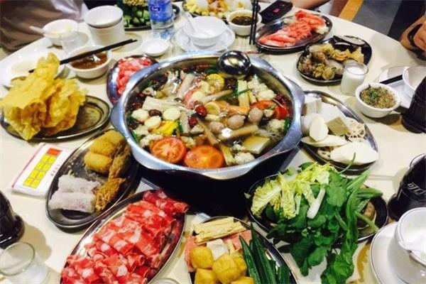 福鼎海鮮肥?；疱? /></p><p>福鼎海鮮肥?；疱佭m合于各種體質(zhì)的人食用，是全家老小健康，食譜養(yǎng)生、養(yǎng)顏之佳品，因而被眾多美食家和百姓譽(yù)為是“營養(yǎng)勝過山珍、口感賽過海味”的世紀(jì)綠色食 
品。今推“福鼎海鮮肥?；疱仭?，業(yè)界奇葩，道行深焉。福鼎海鮮肥?；疱伿褂檬曛圃?精制煲料湯底和核心泡料，以精制的各部位肥牛為主，讓全世界食客在舌尖盡品人生十色五味，再輔以肥羊、爽口涼鹵、工藝刺身、深海魚品、山珍菌菇、綠色時(shí)蔬、精美小吃和精致丸滑等養(yǎng)生美食，營養(yǎng)更豐富，更易于吸收。</p><p><img src=