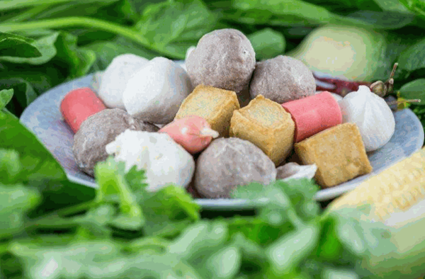 金?？句袒疱伿巢某?/></p><p>武火鍋食材總部多年的經(jīng)營管理經(jīng)驗(yàn)及一系列規(guī)范的營運(yùn)體系直接指導(dǎo)，幫助店面快速啟動(dòng)，降低加盟危險(xiǎn)。商標(biāo)授權(quán)使用，增加店面信賴感，分享金?？句袒疱伿巢某锌偛科放菩抛u(yù)度及親和力帶來的巨大客源和潛在顧客。</p><p>金?？句袒疱伿巢某泻w凍品、生鮮、小吃、火鍋底料、四季飲品、火鍋器具等多種品類的超市便利店連鎖系統(tǒng)。公司致力于在餐飲領(lǐng)域打造專業(yè)的火鍋燒烤食材購買連鎖品牌，堅(jiān)持“用品質(zhì)發(fā)展品牌”的理念，秉著“推動(dòng)家庭聚餐消費(fèi)新風(fēng)尚，提供平價(jià)新鮮健康食材”的信念，堅(jiān)持走解決消費(fèi)者痛點(diǎn)之路，建立起完善的內(nèi)部管理體系和具有專業(yè)理念的餐飲連鎖經(jīng)營特色的運(yùn)作系統(tǒng)，確立了具有金牛烤涮火鍋食材超市品牌特色的規(guī)范化、標(biāo)準(zhǔn)化和連鎖化發(fā)展經(jīng)營模式，致力成為消費(fèi)者心中佳選的火鍋燒烤食材店平臺(tái)。</p><p>擁有深厚的企業(yè)文化和雄厚的資金技術(shù)實(shí)力，市場(chǎng)影響力大，品牌優(yōu)質(zhì)度高，美譽(yù)度好，是行業(yè)內(nèi)的領(lǐng)軍品牌。品牌致力于標(biāo)準(zhǔn)化操作的研發(fā)，精簡操作流程，讓加盟商零經(jīng)驗(yàn)就能輕松上手、快速掌握，減少成本和時(shí)間，增加收利。以高品質(zhì)食品為核心，在細(xì)節(jié)上超越用戶期望，包裝設(shè)計(jì)上為客戶提供差異化體驗(yàn)，給消費(fèi)者帶來小“驚喜”，通過消費(fèi)者分享和傳播形成品牌口碑。</p><p>堅(jiān)持統(tǒng)一化標(biāo)準(zhǔn)，品牌化管理，連鎖化運(yùn)營的前端管理，實(shí)現(xiàn)統(tǒng)一采購，統(tǒng)一生產(chǎn)，統(tǒng)一配送</p><p>金?？句滔盗挟a(chǎn)品現(xiàn)已覆蓋黑、吉、遼及內(nèi)蒙古自治區(qū)各縣市，現(xiàn)有代理商30余個(gè)，加盟店50余家。</p><p>全體員工秉承“質(zhì)量是生命，信譽(yù)是源泉”的理念，希望同廣大客戶朋友建立了很好的合作關(guān)系，協(xié)力為消費(fèi)者提供美味、營養(yǎng)、健康的肉類食品。金?？句袒疱伋性概c各界客戶朋友真誠合作，共贏未來。</p><p>主營的牛、羊肉及其速凍、熟食制品選用無公害優(yōu)質(zhì)澳洲谷飼牛及新西蘭進(jìn)口羔羊，實(shí)行從農(nóng)場(chǎng)到餐桌全程質(zhì)量控制，建立了嚴(yán)格的衛(wèi)生標(biāo)準(zhǔn)操作程序、關(guān)鍵控制點(diǎn)、生產(chǎn)檢疫檢驗(yàn)關(guān)，確保產(chǎn)品質(zhì)量上乘和安全衛(wèi)生。</p><p>金?？句袒疱伿巢某械镍嗀洸捎锰厥夤に嚭蜕衩嘏淞现谱魈鹄蔽兜溃瑒?cè)肟跁r(shí)，有點(diǎn)甜，然后越來越辣，吃完了嘴邊還留香，它有皮香肉嫩，醇厚不膩，香鮮美味，口味甜中帶辣，麻中帶香。</p><p>金?？句袒疱伿巢某杏脭?shù)十種中草藥鹵制，0色素0防腐劑，色澤光鮮，令人食欲大開，再加入精選上乘辣椒，花椒等調(diào)料，甜而不膩，辣而不燥，麻而不澀，入口美味無窮，妙不可言，非常適合做零食，下酒是難得的休閑美食。</p>
                </div>
                <div   id=