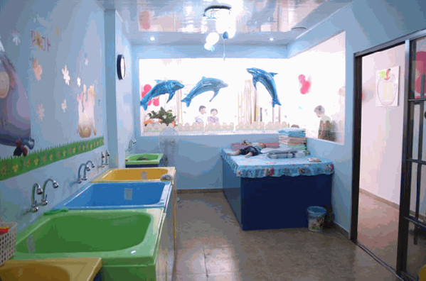 可愛寶貝嬰兒游泳館