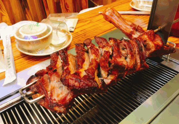 蒙古巴圖魯烤羊腿