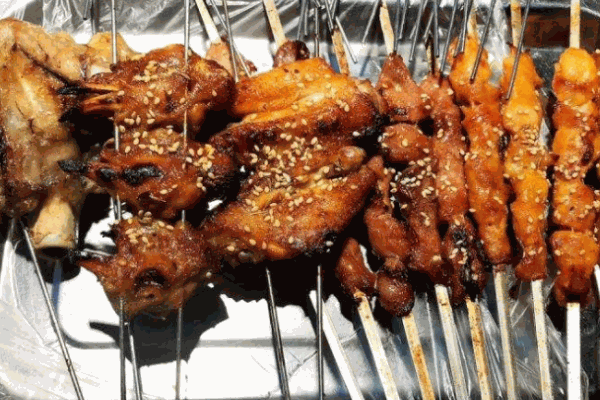 戰(zhàn)地?zé)? /><p>公司自行研發(fā)出燒烤爐、燒烤網(wǎng)等無煙燒烤設(shè)備，在香料選用等方面也經(jīng)歷了數(shù)年的精心研制，形成了戰(zhàn)地連鎖獨特的風(fēng)味，深受各地顧客的好評及喜愛，各連鎖店均在業(yè)績上取得了極大的成功，同時造就了燒烤串烤類行業(yè)的名列前茅。經(jīng)過長時間的運籌、戰(zhàn)地?zé)咎厣B鎖現(xiàn)開始在全國范圍內(nèi)成熟的市場招募加盟店合作者。</p><p>憑一串戰(zhàn)地征燒烤服吃貨，每天限量600串，來這的人99%都要點這道菜，東北師傅炭火現(xiàn)烤，調(diào)味。特殊定制保溫鐵爐，邊吃邊保溫，隨時get烤串原始的味道，確保你吃到嘴里的每一串都是熱乎。</p><img src=