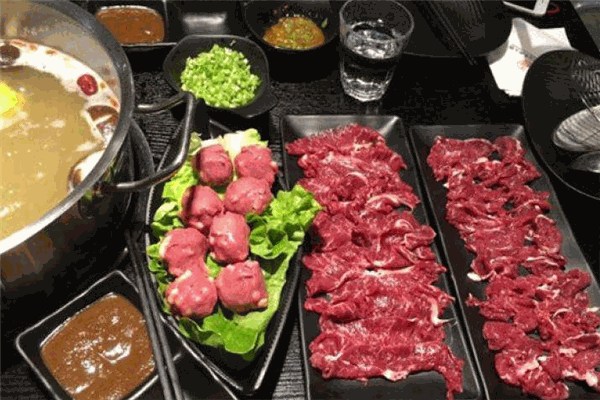 牛牛?；疱? /><p>牛牛牛火鍋就是這樣一個備受矚目的明星項目，它穿越海峽來到大陸，從開始的摸索、研發(fā)，到品牌的成熟與發(fā)展，牛牛?；疱佂瓿闪思夹g(shù)與創(chuàng)意的很好蛻變。新進的品牌發(fā)展理念、精致美味的全球料理典范、自主用餐的創(chuàng)意風(fēng)格，無不引得各方美食家競相追捧。</p><p>牛牛?；疱佋谠囃茝V階段中，與數(shù)百家商成功合作實現(xiàn)目標豐厚。如今，鮮煮藝經(jīng)過升級再次發(fā)出財富集結(jié)，結(jié)合鮮煮藝的特征及特點，讓您在餐飲市場中找到更適合您的財富項目!牛牛?；疱佁岢G色、健康、營養(yǎng)的餐飲經(jīng)營理念，堅持走多元化發(fā)展之路，在餐飲、食品深加工方面引進國內(nèi)外先進技術(shù)設(shè)備，形成各類火鍋調(diào)料生產(chǎn)、加工、銷售一條龍體系。</p><img src=