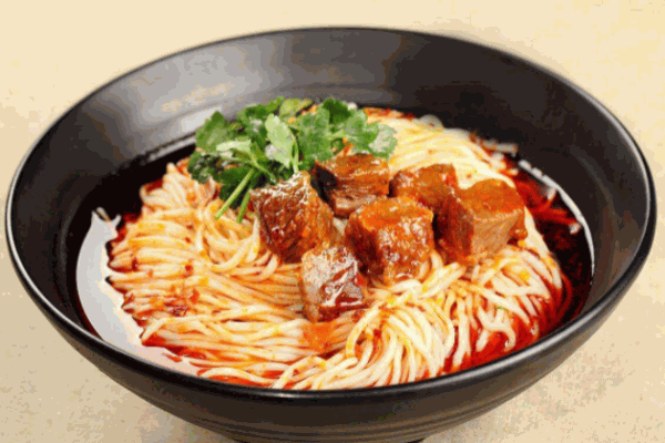 小面?zhèn)髌? /><p>一般的面條估計口感也是很單一的，所以我們不只是對味道還有配料都進行了創(chuàng)立，改善傳統(tǒng)制作工藝成本更低味道更突出能夠為學(xué)員提高面食收銀率;小面?zhèn)髅说呐嘤?xùn)包括食材選擇及采購、紅油制作、材料加工、調(diào)料配置、從選料到制油辣子海椒是重慶小面少不了的調(diào)料，所謂油辣子，其實就是辣椒油，是以干辣椒為原料，煉制成的一種小面調(diào)料。</p><p>一碗地道的重慶小面自然少不了辣椒，愛吃辣的朋友一定很喜歡，我們的配料在炒制過程中，油溫的控制很重要，“菜油要事先燒熱，溫度高了低了，都會影響辣度”。小面?zhèn)髅藗鞒屑夹g(shù)現(xiàn)學(xué)費2000實惠，讓剛想自己創(chuàng)業(yè)的朋友是個很好的平臺。小面?zhèn)髌鎸⒁允职咽纸探虝橹?，歡迎前來品嘗滿意再學(xué)。</p><img src=