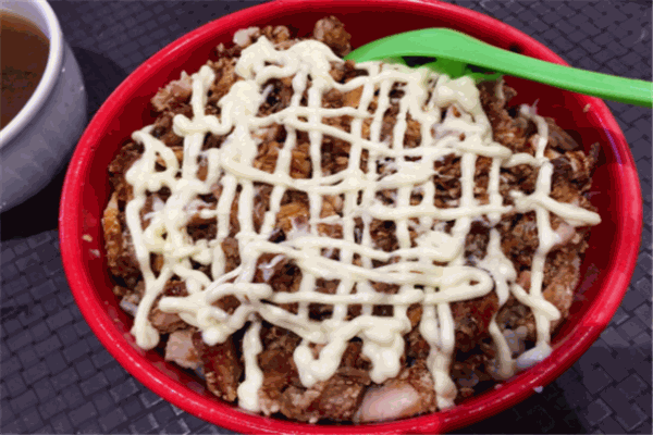 幸福的沙拉炸雞飯