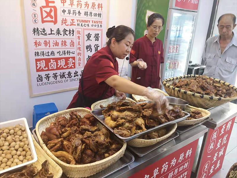 鹵等等酒貨鋪?zhàn)? /></p><p>鹵等等結(jié)合傳統(tǒng)鹵菜工藝，加入36余味中草藥為原料，創(chuàng)新研發(fā)出純油鹵工藝，精選上乘食材，純手工打造，堅(jiān)持“天然、健康、品質(zhì)、美味”為原則，打造出極具市場(chǎng)競(jìng)爭(zhēng)力的產(chǎn)品。</p><p><img src=